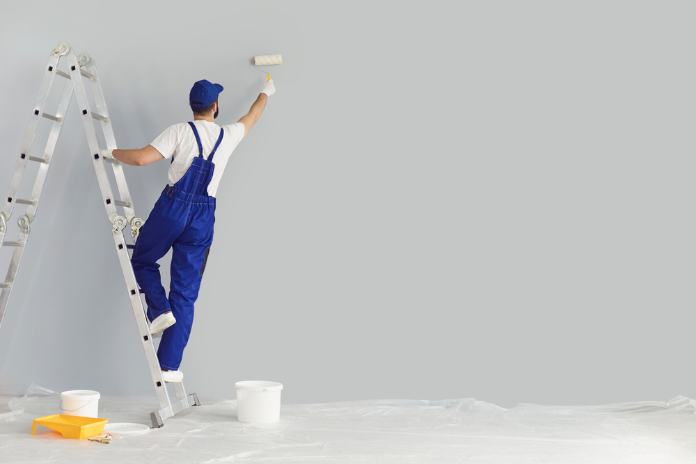 Een visuele weergave van een professionele behanger die renovlies aanbrengt op de muren. De behanger gebruikt vaardige technieken om het renovlies nauwkeurig te plaatsen. Deze afbeelding illustreert het vakmanschap en de expertise van een behanger bij het aanbrengen van renovlies.